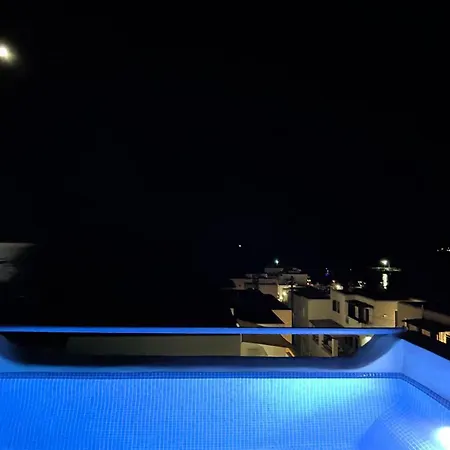 Danae - Seaside With Pool & Hot Tub