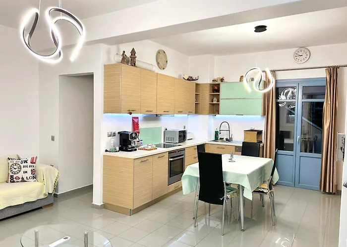 Danae - Seaside With Pool & Hot Tub Βίλα